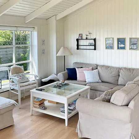 Three-bedroom In 4 別荘